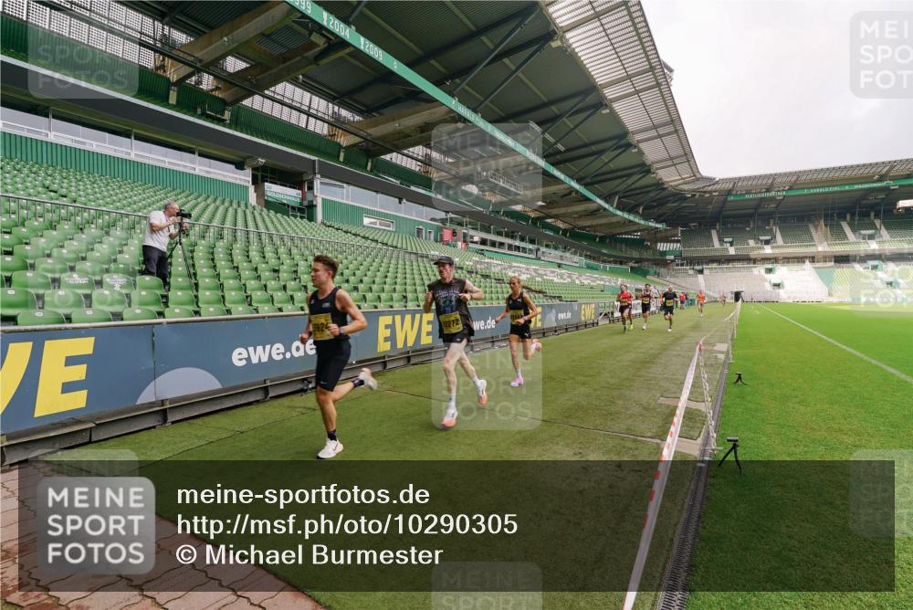 13.09.2026 - 21. swb-Marathon Bremen Michael Burmester http://msf.ph/oto/10290305 13.09.2026 10:15:49 Laufen im Stadion 10597, 12272, 13501, 13515, 13525, 13547, 13567, 13627, 13635 meine-sportfotos.de