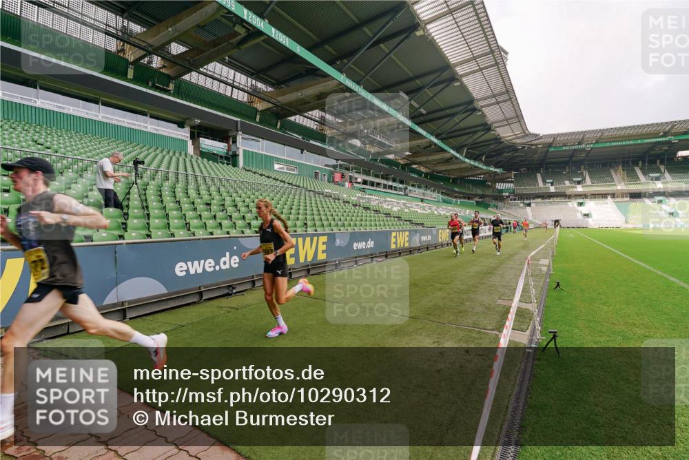 13.09.2026 - 21. swb-Marathon Bremen Michael Burmester http://msf.ph/oto/10290312 13.09.2026 10:15:49 Laufen im Stadion 10597, 12272, 13501, 13515, 13525, 13547, 13567, 13627, 13635 meine-sportfotos.de