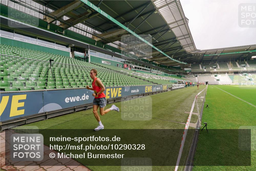 13.09.2026 - 21. swb-Marathon Bremen Michael Burmester http://msf.ph/oto/10290328 13.09.2026 10:15:55 Laufen im Stadion 10597, 12272, 13501, 13515, 13525, 13547, 13567, 13627, 13635 meine-sportfotos.de