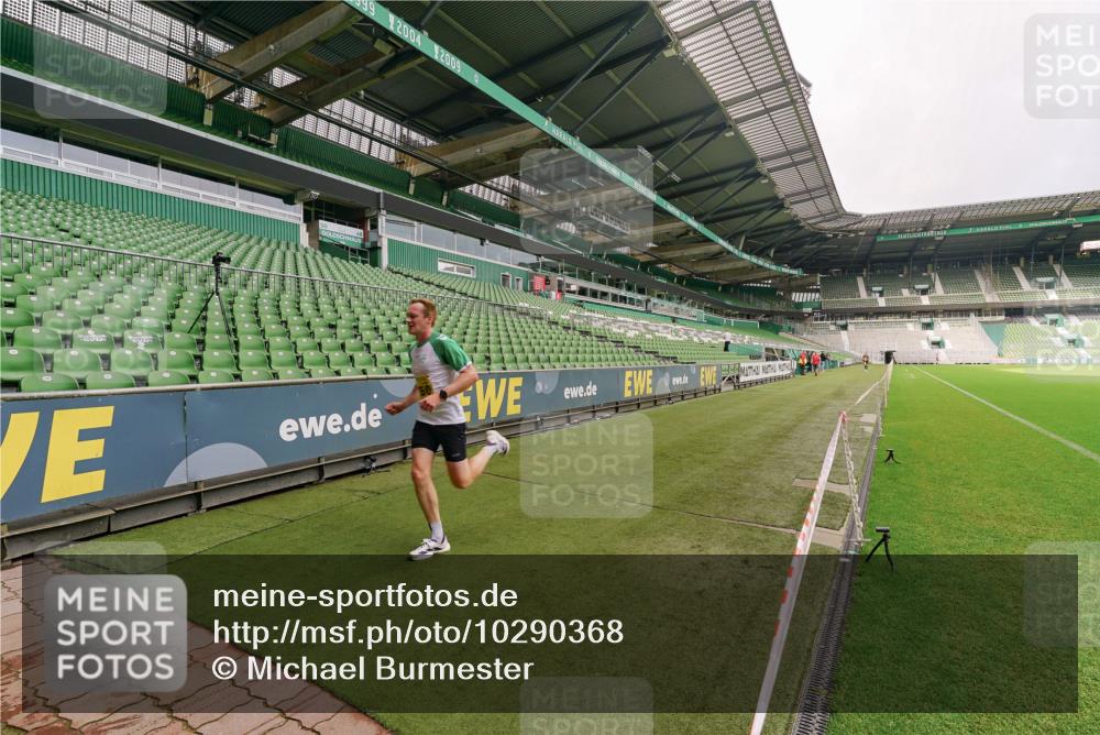 13.09.2026 - 21. swb-Marathon Bremen Michael Burmester http://msf.ph/oto/10290368 13.09.2026 10:16:23 Laufen im Stadion 10597, 12272, 13501, 13510, 13515, 13517, 13525, 13542, 13547, 13567, 13579, 13623, 13627, 13635 meine-sportfotos.de