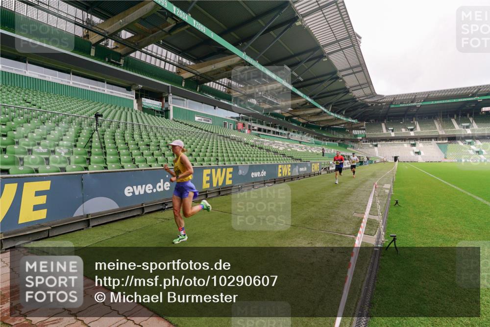 13.09.2026 - 21. swb-Marathon Bremen Michael Burmester http://msf.ph/oto/10290607 13.09.2026 10:18:51 Laufen im Stadion 10366, 10475, 11481, 11652, 12457, 12458, 13504, 13530, 13533, 13534, 13536, 13541, 13543, 13550, 13554, 13561, 13564, 13569, 13571, 13572, 13573, 13581, 13582, 13599, 13602, 13603, 13604, 13618, 13622, 13630, 13632, 13638, 13639, 13643, 13525, 13627 meine-sportfotos.de