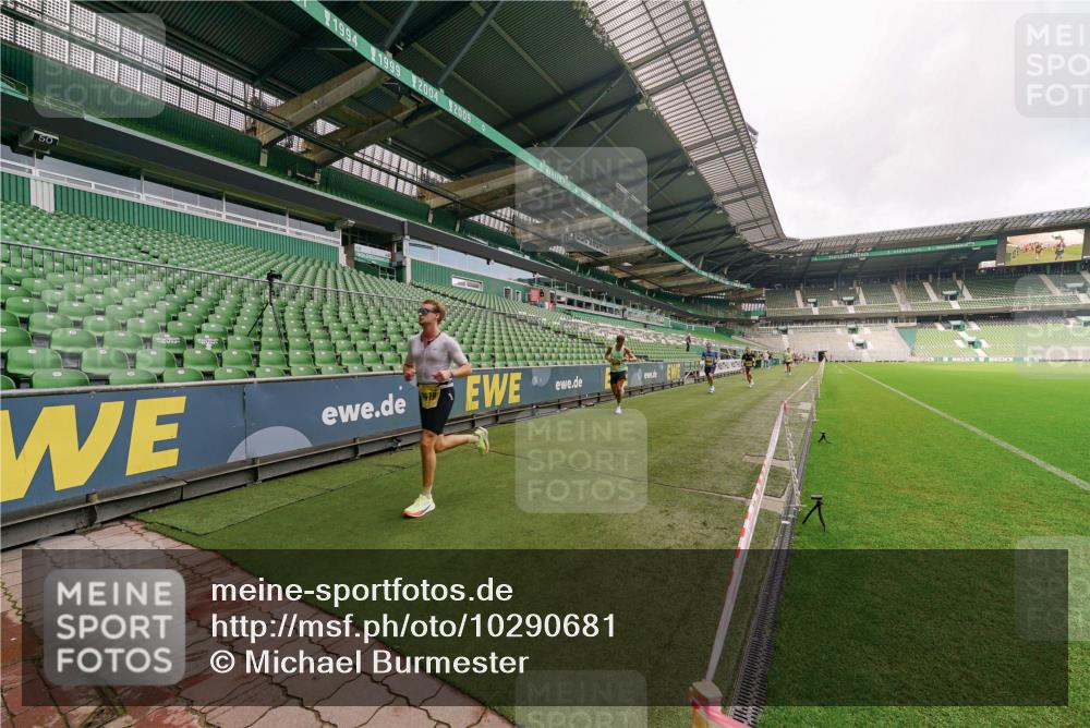 13.09.2026 - 21. swb-Marathon Bremen Michael Burmester http://msf.ph/oto/10290681 13.09.2026 10:19:34 Laufen im Stadion 10366, 10475, 10994, 11197, 11418, 11481, 11512, 11652, 12358, 12413, 13505, 13530, 13533, 13534, 13536, 13540, 13541, 13543, 13550, 13554, 13560, 13564, 13571, 13573, 13581, 13582, 13599, 13601, 13602, 13605, 13610, 13618, 13622, 13632, 13633, 13638, 13639, 13643, 10597, 12272, 13501, 13515, 13517, 13525, 13542, 13547, 13567, 13623, 13627, 13635 meine-sportfotos.de