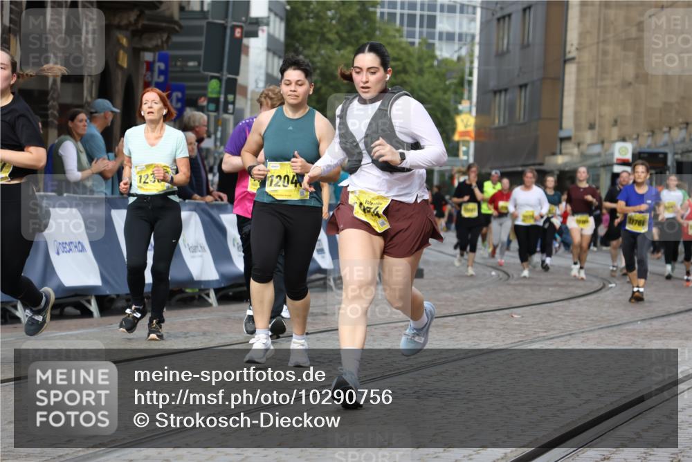 13.09.2026 - 21. swb-Marathon Bremen Strokosch-Dieckow http://msf.ph/oto/10290756 13.09.2026 11:16:05 Ziel 10572, 10900, 11307, 11778, 11897, 11940, 12137, 11026, 11081, 11139, 11181, 11200, 11264, 11385, 11448, 11573, 11768, 12151, 12539, 13508 meine-sportfotos.de
