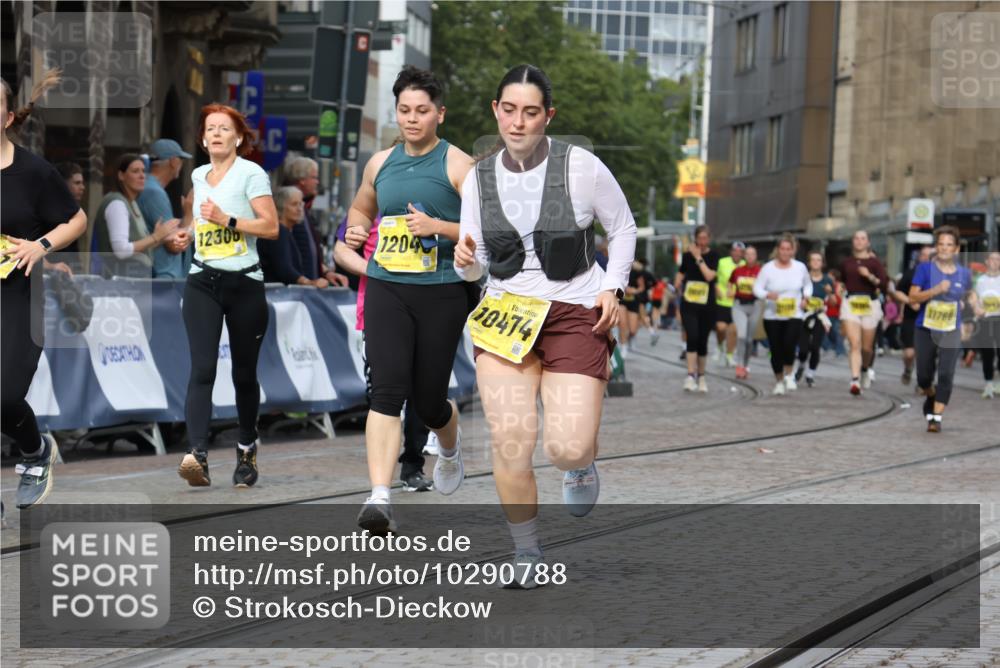 13.09.2026 - 21. swb-Marathon Bremen Strokosch-Dieckow http://msf.ph/oto/10290788 13.09.2026 11:16:05 Ziel 10572, 10900, 11307, 11778, 11897, 11940, 12137, 11026, 11081, 11139, 11181, 11200, 11264, 11385, 11448, 11573, 11768, 12151, 12539, 13508 meine-sportfotos.de