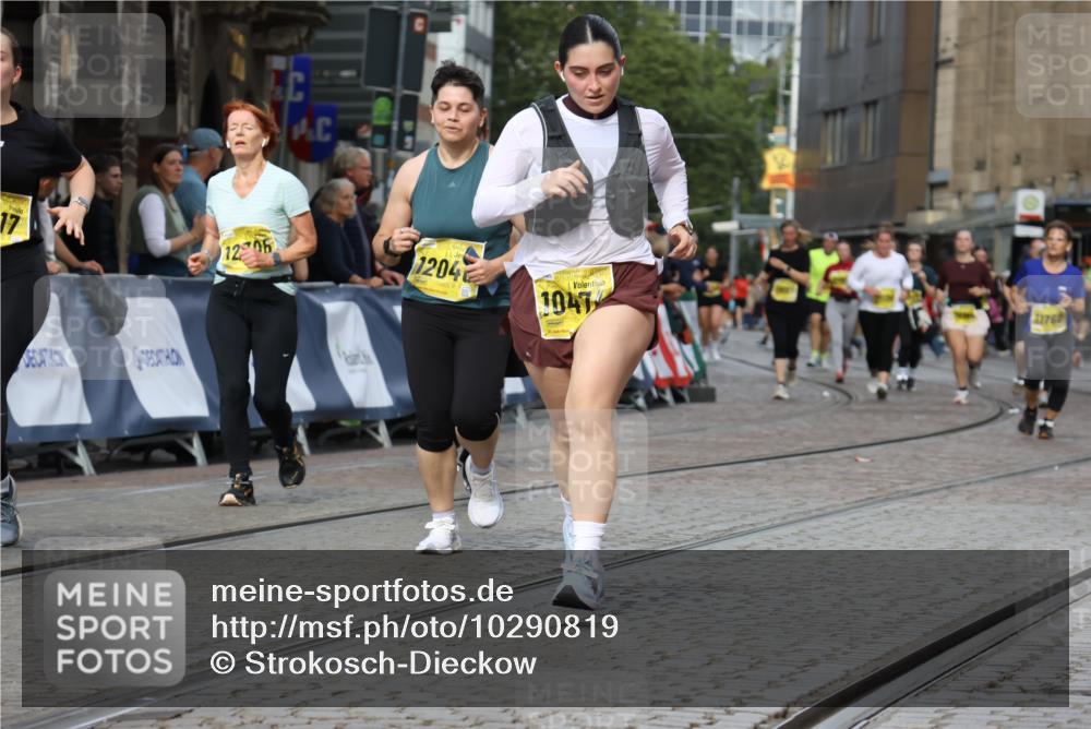 13.09.2026 - 21. swb-Marathon Bremen Strokosch-Dieckow http://msf.ph/oto/10290819 13.09.2026 11:16:06 Ziel 10572, 10900, 11307, 11778, 11897, 11940, 12137, 11026, 11081, 11139, 11181, 11200, 11264, 11385, 11448, 11573, 11768, 12057, 12151, 12539, 13508 meine-sportfotos.de