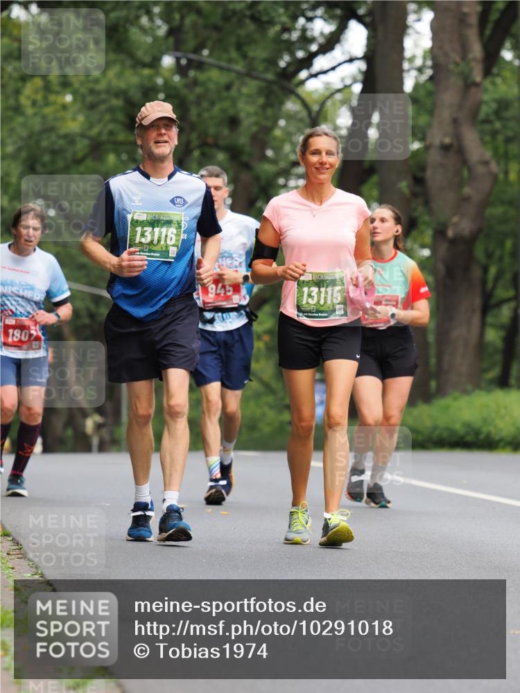 13.09.2026 - 21. swb-Marathon Bremen TobiasT http://msf.ph/oto/10291018 13.09.2026 12:33:21 Laufen 1807, 13116, 945, 13115 meine-sportfotos.de