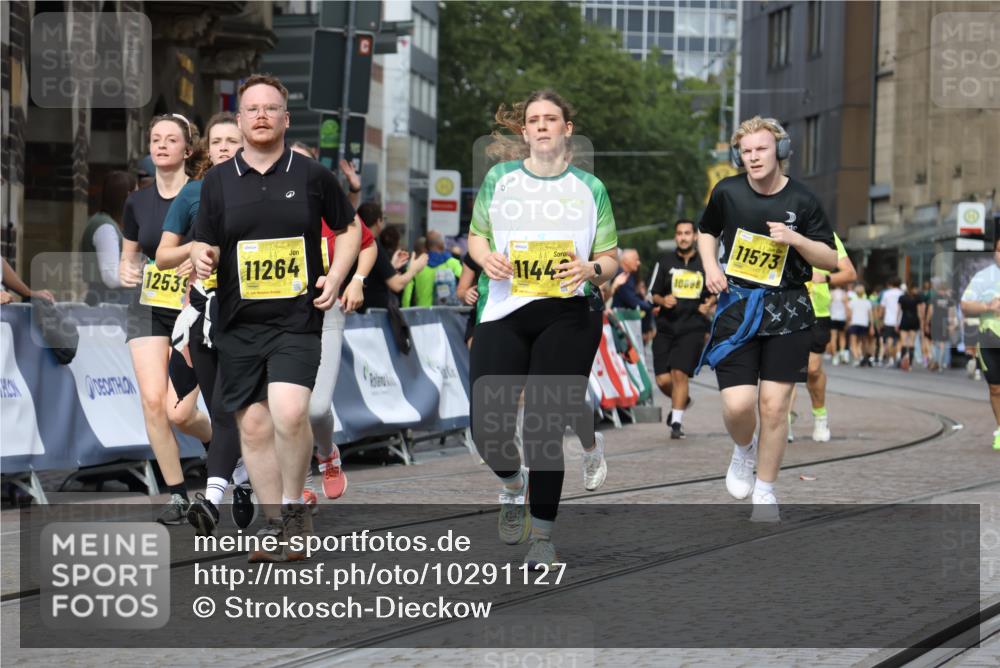 13.09.2026 - 21. swb-Marathon Bremen Strokosch-Dieckow http://msf.ph/oto/10291127 13.09.2026 11:16:21 Ziel 10474, 10665, 11081, 11139, 11217, 11549, 11613, 11768, 11940, 12046, 12151, 12306, 10242, 11274, 12102, 12158 meine-sportfotos.de