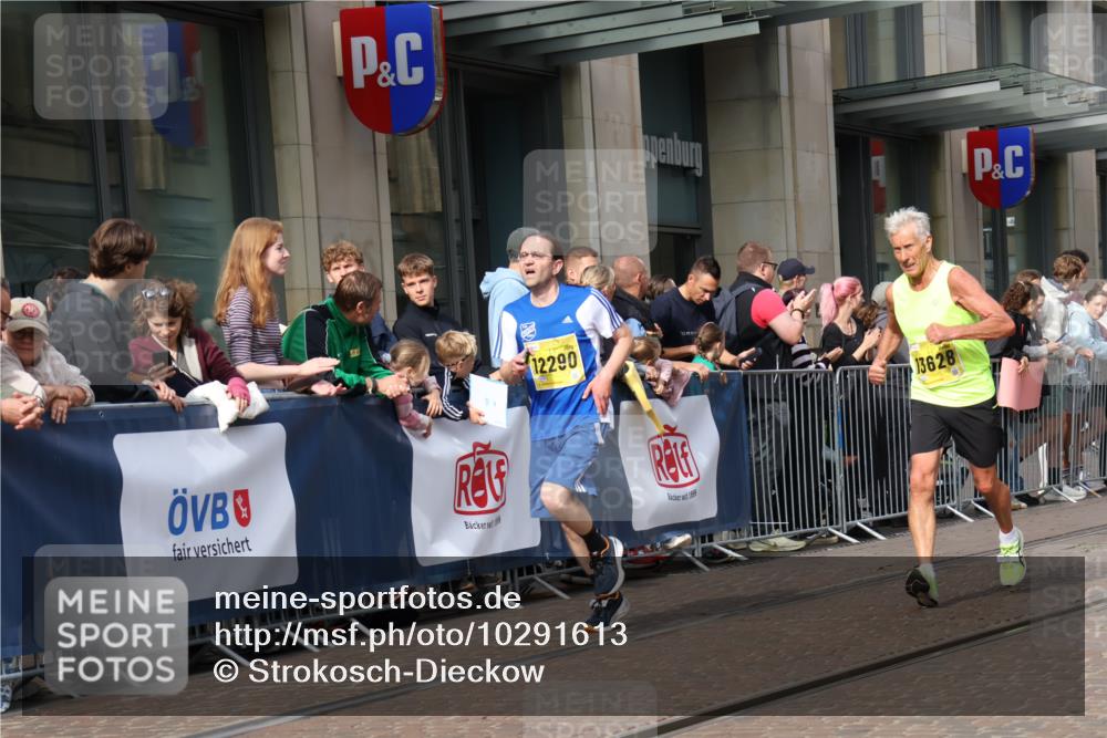13.09.2026 - 21. swb-Marathon Bremen Strokosch-Dieckow http://msf.ph/oto/10291613 13.09.2026 10:45:31 Ziel 10436, 10464, 10541, 10583, 10987, 11015, 11063, 11279, 11559, 11762, 11845, 12033, 12069, 12087, 12556, 12557, 13532, 13595, 13628, 10143, 10318, 10352, 10398, 10536, 10866, 11020, 11088, 11209, 11232, 11396, 11478, 11695, 11749, 11835, 12054, 12290, 12355, 12475, 12534 meine-sportfotos.de