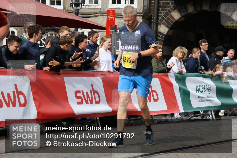 13.09.2026 - 21. swb-Marathon Bremen Strokosch-Dieckow http://msf.ph/oto/10291792 13.09.2026 11:16:44 Ziel 10242, 11026, 11181, 11200, 11264, 11274, 11385, 11448, 11573, 12057, 12102, 12539, 10679, 11456, 11867, 12089 meine-sportfotos.de