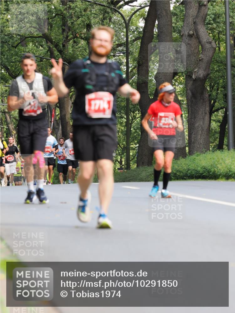 13.09.2026 - 21. swb-Marathon Bremen TobiasT http://msf.ph/oto/10291850 13.09.2026 12:37:28 Laufen 915, 1549, 167, 35, 17141 meine-sportfotos.de