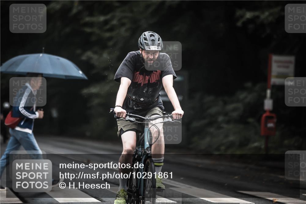 13.09.2026 - Stadtparktriathlon H.Heesch http://msf.ph/oto/10291861 13.09.2026 12:43:18 Radfahren 1077, 1195, 1229, 1301 meine-sportfotos.de