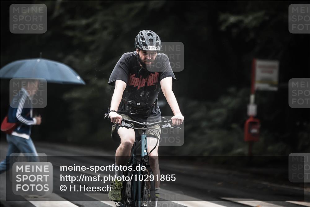 13.09.2026 - Stadtparktriathlon H.Heesch http://msf.ph/oto/10291865 13.09.2026 12:43:18 Radfahren 1077, 1195, 1229, 1301 meine-sportfotos.de