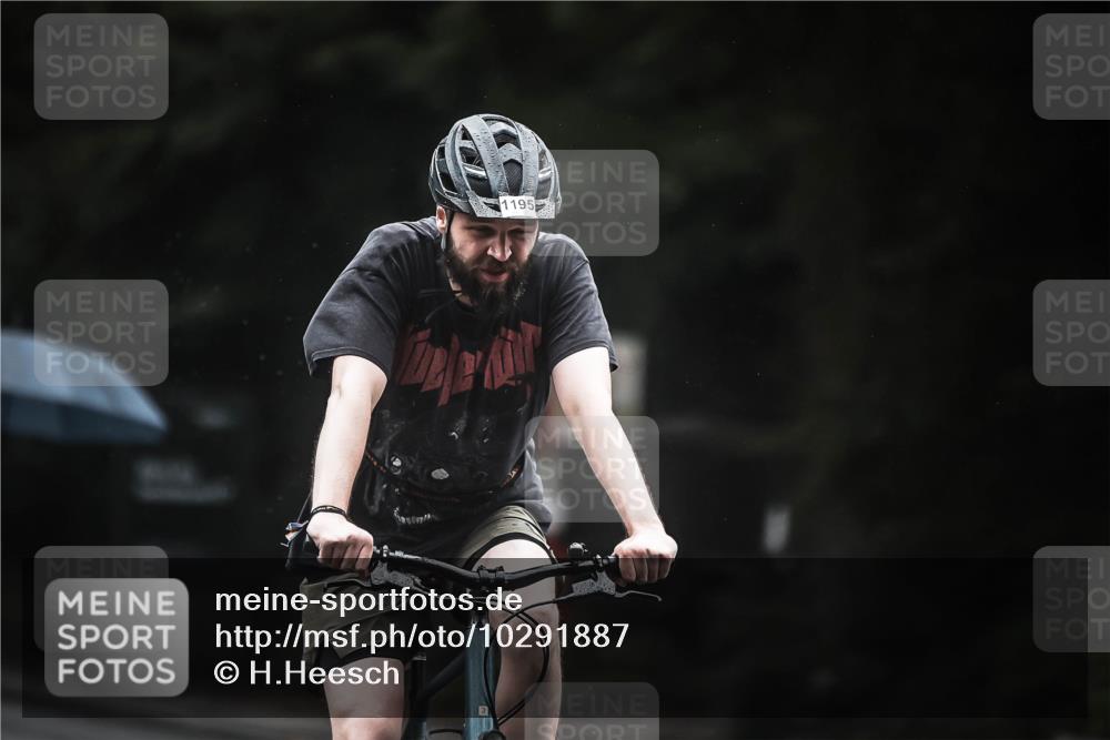13.09.2026 - Stadtparktriathlon H.Heesch http://msf.ph/oto/10291887 13.09.2026 12:43:19 Radfahren 1077, 1195, 1229, 1301 meine-sportfotos.de