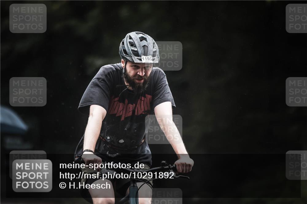 13.09.2026 - Stadtparktriathlon H.Heesch http://msf.ph/oto/10291892 13.09.2026 12:43:19 Radfahren 1077, 1195, 1229, 1301 meine-sportfotos.de
