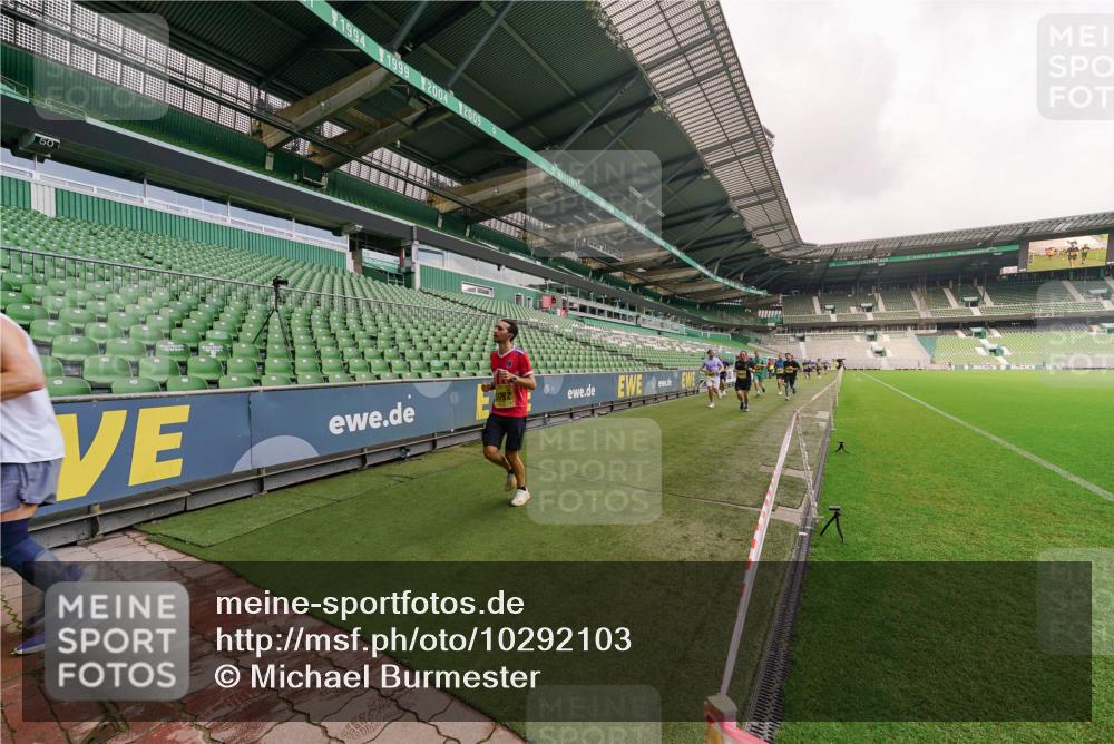 13.09.2026 - 21. swb-Marathon Bremen Michael Burmester http://msf.ph/oto/10292103 13.09.2026 10:27:29 Laufen im Stadion 10096, 10142, 10172, 10189, 10210, 10214, 10223, 10228, 10231, 10269, 10270, 10289, 10293, 10310, 10318, 10319, 10329, 10352, 10393, 10436, 10445, 10447, 10454, 10464, 10489, 10504, 10508, 10514, 10536, 10541, 10566, 10583, 10594, 10628, 10638, 10735, 10744, 10807, 10814, 10846, 10860, 10866, 10873, 10897, 10898, 10917, 10956, 10992, 11015, 11060, 11063, 11076, 11092, 11110, 11111, 11130, 11135, 11148, 11155, 11187, 11193, 11199, 11209, 11232, 11279 meine-sportfotos.de