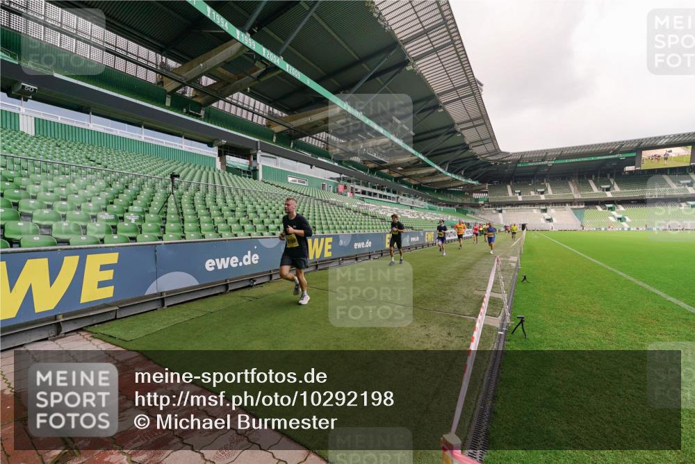 13.09.2026 - 21. swb-Marathon Bremen Michael Burmester http://msf.ph/oto/10292198 13.09.2026 10:27:47 Laufen im Stadion 10096, 10142, 10172, 10189, 10214, 10223, 10231, 10269, 10270, 10289, 10293, 10294, 10310, 10316, 10318, 10319, 10329, 10352, 10393, 10436, 10445, 10464, 10489, 10504, 10508, 10514, 10536, 10538, 10541, 10544, 10566, 10583, 10594, 10628, 10638, 10655, 10709, 10744, 10770, 10807, 10814, 10846, 10860, 10873, 10897, 10898, 10917, 10956, 10992, 10993, 11058, 11060, 11063, 11076, 11087, 11092, 11110, 11111, 11130, 11135, 11148, 11170, 11193, 11279 meine-sportfotos.de