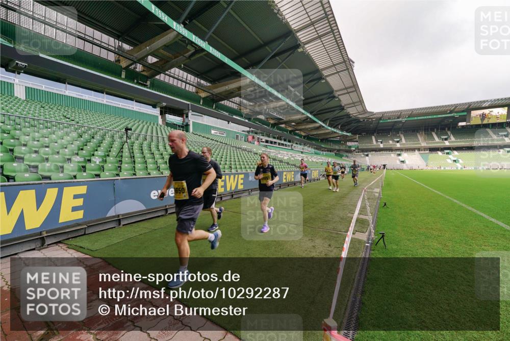 13.09.2026 - 21. swb-Marathon Bremen Michael Burmester http://msf.ph/oto/10292287 13.09.2026 10:28:10 Laufen im Stadion 10096, 10142, 10170, 10172, 10189, 10223, 10231, 10267, 10269, 10270, 10289, 10293, 10294, 10310, 10316, 10319, 10329, 10393, 10421, 10464, 10489, 10504, 10508, 10514, 10525, 10538, 10544, 10566, 10583, 10594, 10628, 10638, 10655, 10709, 10739, 10744, 10770, 10814, 10835, 10846, 10860, 10873, 10876, 10897, 10898, 10910, 10917, 10923, 10956, 10992, 10993, 11005, 11007, 11018, 11035, 11058, 11060, 11063, 11076, 11087, 11092, 11110, 11111, 11148, 11170, 11193 meine-sportfotos.de