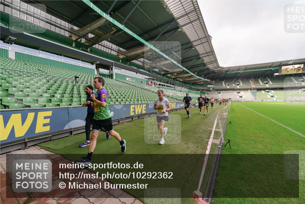 13.09.2026 - 21. swb-Marathon Bremen Michael Burmester http://msf.ph/oto/10292362 13.09.2026 10:28:30 Laufen im Stadion 10142, 10170, 10183, 10189, 10200, 10223, 10267, 10269, 10270, 10293, 10294, 10310, 10316, 10329, 10348, 10393, 10421, 10426, 10489, 10508, 10525, 10538, 10544, 10566, 10594, 10655, 10709, 10739, 10763, 10770, 10814, 10835, 10840, 10846, 10860, 10876, 10897, 10898, 10910, 10917, 10923, 10993, 11005, 11007, 11018, 11035, 11058, 11060, 11076, 11087, 11092, 11110, 11111, 11148, 11170 meine-sportfotos.de