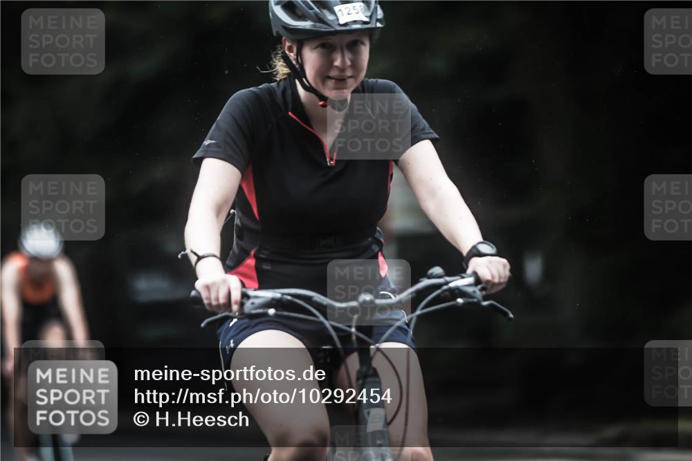 13.09.2026 - Stadtparktriathlon H.Heesch http://msf.ph/oto/10292454 13.09.2026 12:44:55 Radfahren 1078, 1081, 1102, 1134, 1157, 1233, 1247, 1256, 1258, 1302 meine-sportfotos.de