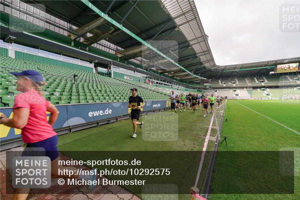 13.09.2026 - 21. swb-Marathon Bremen Michael Burmester http://msf.ph/oto/10292575 13.09.2026 10:28:59 Laufen im Stadion 10162, 10170, 10183, 10189, 10200, 10218, 10223, 10253, 10267, 10270, 10293, 10294, 10316, 10329, 10334, 10348, 10381, 10393, 10421, 10426, 10467, 10508, 10525, 10537, 10538, 10544, 10585, 10594, 10655, 10709, 10739, 10763, 10770, 10814, 10825, 10835, 10840, 10846, 10860, 10876, 10910, 10917, 10923, 10966, 10993, 11005, 11007, 11018, 11035, 11058, 11076, 11087, 11092, 11109, 11111, 11170 meine-sportfotos.de