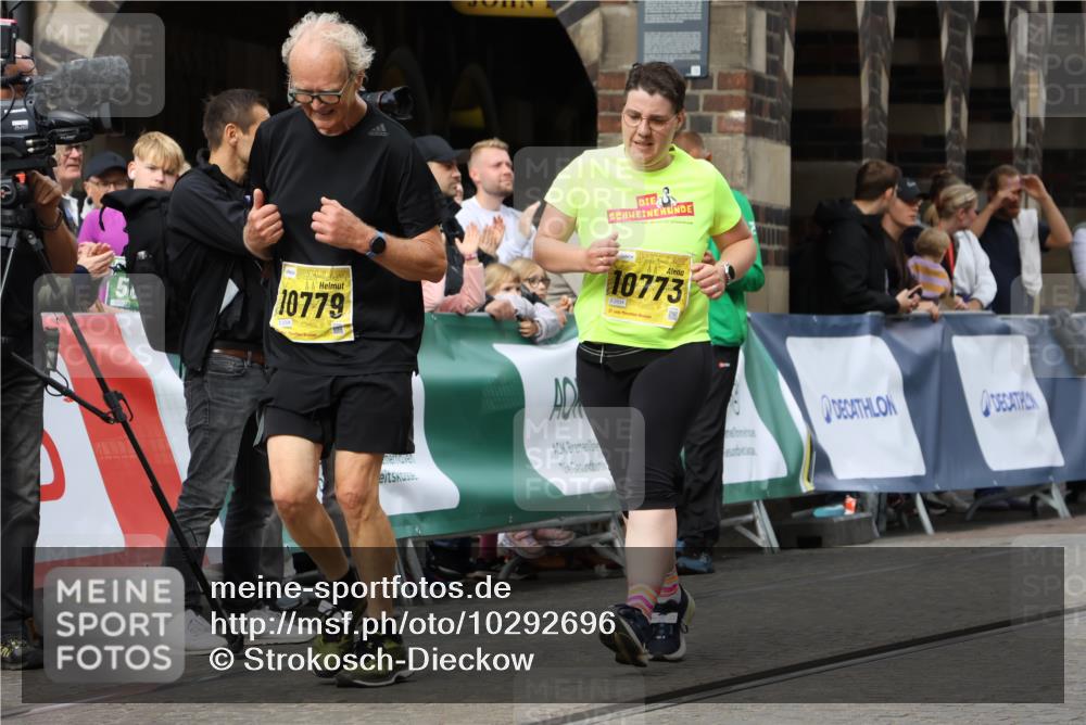 13.09.2026 - 21. swb-Marathon Bremen Strokosch-Dieckow http://msf.ph/oto/10292696 13.09.2026 11:17:25 Ziel 10295, 10335, 10999, 11355, 11461, 11495, 11653, 11672, 12101, 12287, 10472, 10756, 10979, 11709, 12334 meine-sportfotos.de