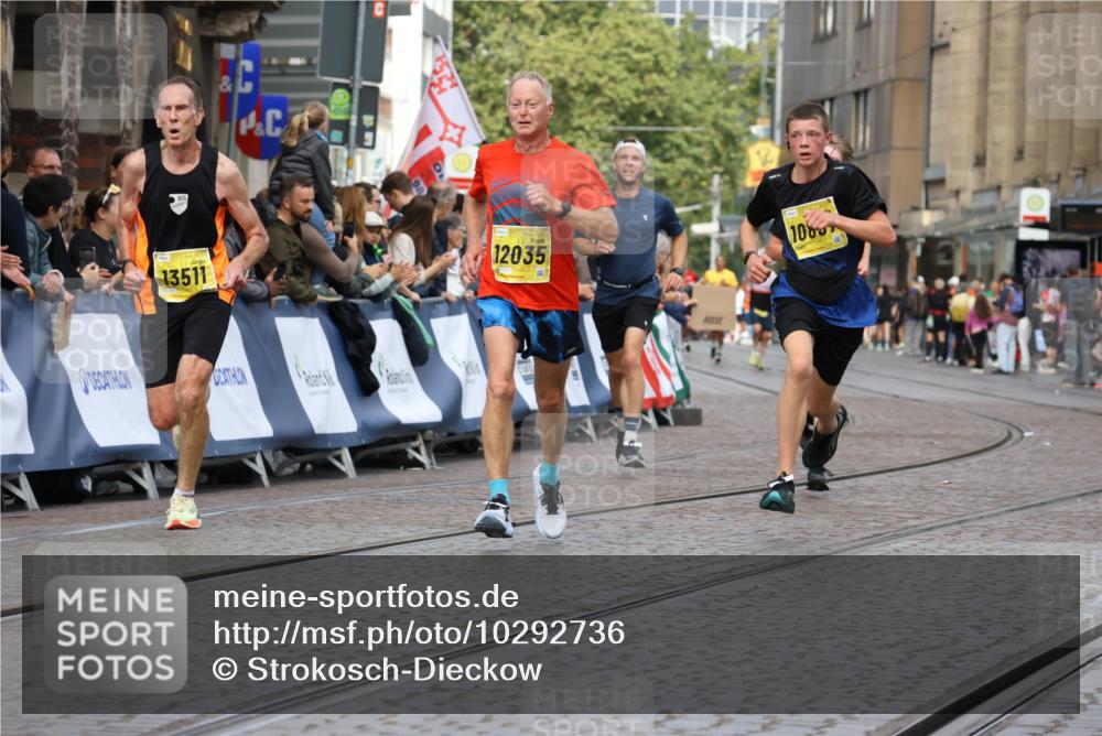 13.09.2026 - 21. swb-Marathon Bremen Strokosch-Dieckow http://msf.ph/oto/10292736 13.09.2026 10:46:41 Ziel 10228, 11110, 11287, 11356, 11706, 11925, 11926, 13609, 13640, 10289, 10445, 10504, 11199, 11661, 11783, 12364, 12375 meine-sportfotos.de