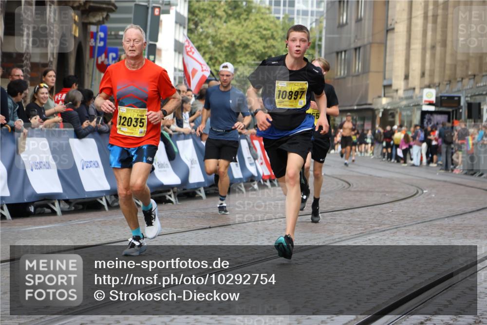 13.09.2026 - 21. swb-Marathon Bremen Strokosch-Dieckow http://msf.ph/oto/10292754 13.09.2026 10:46:42 Ziel 10228, 10897, 11110, 11287, 11356, 11706, 11926, 13609, 10289, 10445, 10504, 11199, 11212, 11661, 11783, 12364, 12375 meine-sportfotos.de
