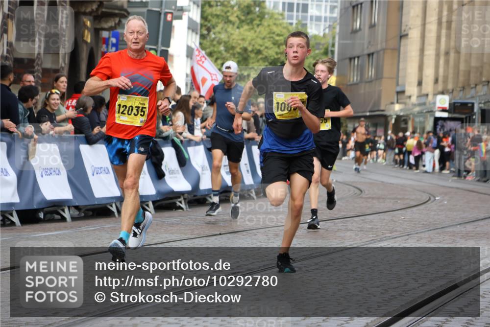 13.09.2026 - 21. swb-Marathon Bremen Strokosch-Dieckow http://msf.ph/oto/10292780 13.09.2026 10:46:42 Ziel 10228, 10897, 11110, 11287, 11356, 11706, 11926, 13609, 10289, 10445, 10504, 11199, 11212, 11661, 11783, 12364, 12375 meine-sportfotos.de