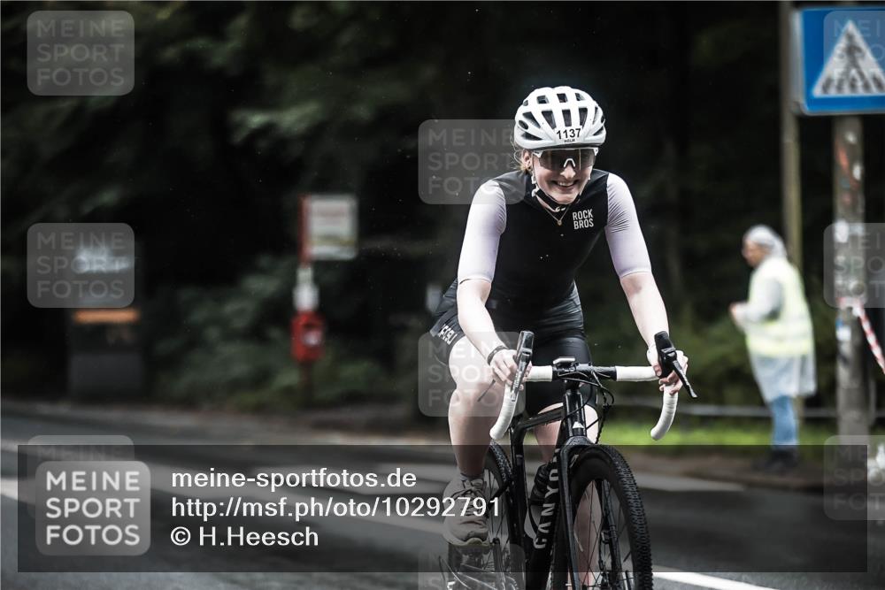 13.09.2026 - Stadtparktriathlon H.Heesch http://msf.ph/oto/10292791 13.09.2026 12:45:40 Radfahren 1137, 1138, 1194, 1254 meine-sportfotos.de