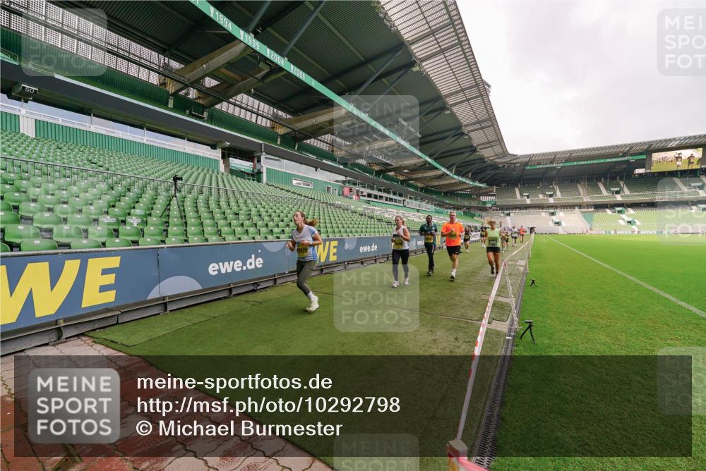 13.09.2026 - 21. swb-Marathon Bremen Michael Burmester http://msf.ph/oto/10292798 13.09.2026 10:29:43 Laufen im Stadion 10162, 10170, 10183, 10193, 10200, 10218, 10233, 10253, 10267, 10294, 10316, 10334, 10348, 10381, 10392, 10421, 10426, 10452, 10467, 10515, 10525, 10537, 10538, 10544, 10585, 10588, 10641, 10652, 10655, 10709, 10734, 10739, 10761, 10763, 10764, 10780, 10808, 10825, 10827, 10835, 10837, 10840, 10862, 10863, 10876, 10884, 10887, 10906, 10910, 10923, 10966, 10984, 10993, 11002, 11005, 11007, 11018, 11035, 11058, 11087, 11109, 11170 meine-sportfotos.de