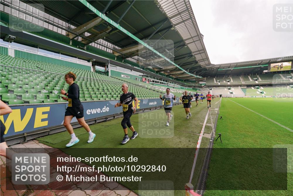 13.09.2026 - 21. swb-Marathon Bremen Michael Burmester http://msf.ph/oto/10292840 13.09.2026 10:29:51 Laufen im Stadion 10162, 10170, 10183, 10193, 10200, 10218, 10233, 10253, 10267, 10304, 10316, 10334, 10339, 10348, 10359, 10381, 10392, 10421, 10426, 10452, 10467, 10515, 10525, 10537, 10538, 10544, 10585, 10588, 10641, 10652, 10709, 10734, 10739, 10761, 10763, 10764, 10780, 10808, 10825, 10827, 10835, 10837, 10840, 10862, 10863, 10876, 10884, 10887, 10906, 10910, 10923, 10966, 10984, 10993, 11002, 11005, 11007, 11018, 11035, 11038, 11058, 11109, 11170 meine-sportfotos.de