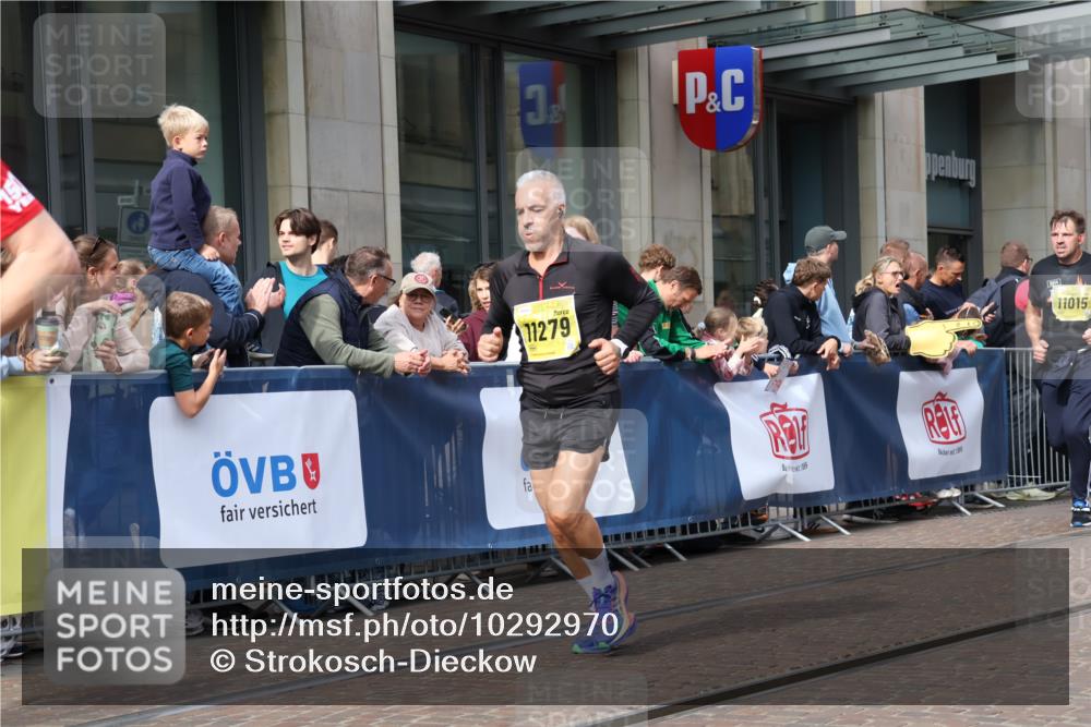 13.09.2026 - 21. swb-Marathon Bremen Strokosch-Dieckow http://msf.ph/oto/10292970 13.09.2026 10:45:42 Ziel 10436, 10447, 10992, 11015, 11762, 11925, 11956, 12033, 12069, 12556, 12557, 13529, 13609, 13612, 13640, 10318, 10352, 10464, 10536, 10541, 10583, 10987, 11015, 11063, 11088, 11209, 11232, 11279, 11478, 11559, 11749, 11835, 11845, 12087, 12290, 12355, 12534, 13532, 13595, 13628 meine-sportfotos.de