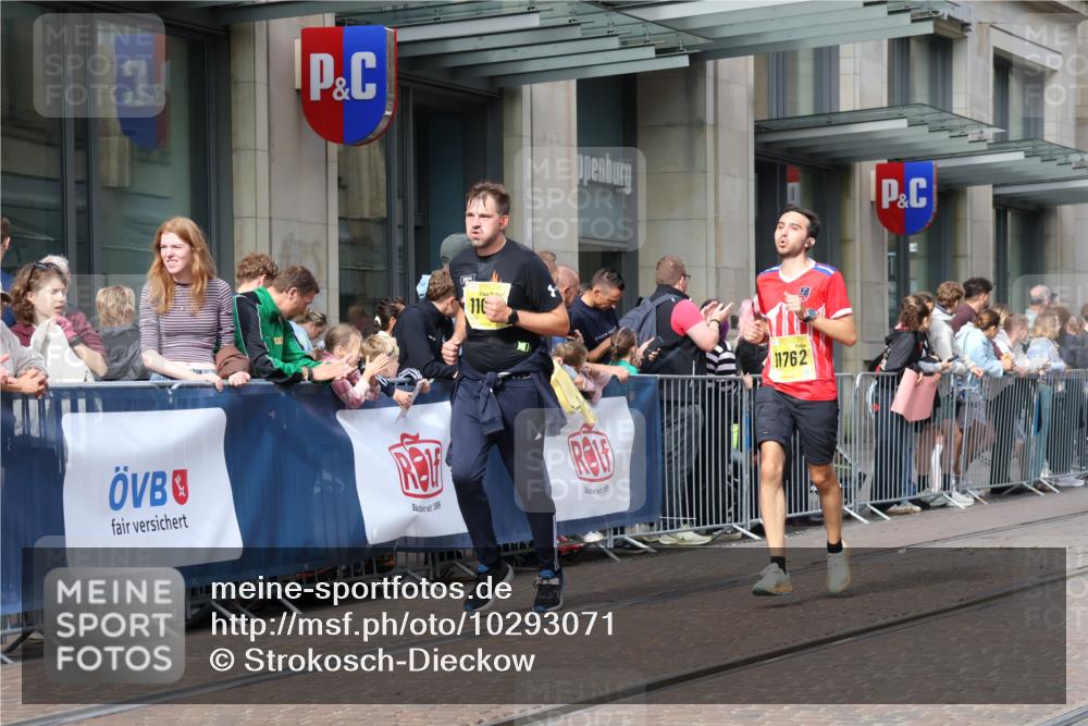 13.09.2026 - 21. swb-Marathon Bremen Strokosch-Dieckow http://msf.ph/oto/10293071 13.09.2026 10:45:42 Ziel 10436, 10447, 10992, 11015, 11762, 11925, 11956, 12033, 12069, 12556, 12557, 13529, 13609, 13612, 13640, 10318, 10352, 10464, 10536, 10541, 10583, 10987, 11015, 11063, 11088, 11209, 11232, 11279, 11478, 11559, 11749, 11835, 11845, 12087, 12290, 12355, 12534, 13532, 13595, 13628 meine-sportfotos.de