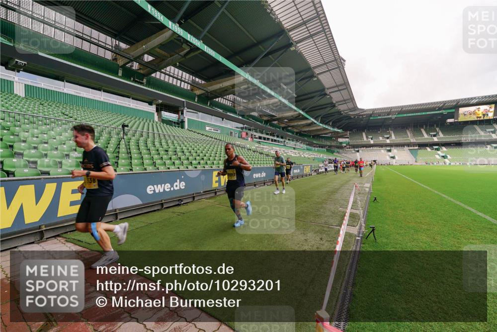 13.09.2026 - 21. swb-Marathon Bremen Michael Burmester http://msf.ph/oto/10293201 13.09.2026 10:31:12 Laufen im Stadion 10141, 10146, 10174, 10193, 10222, 10227, 10233, 10255, 10281, 10284, 10304, 10339, 10359, 10392, 10448, 10452, 10471, 10478, 10479, 10503, 10515, 10529, 10543, 10555, 10577, 10579, 10588, 10589, 10608, 10610, 10626, 10631, 10641, 10652, 10684, 10685, 10704, 10708, 10714, 10725, 10734, 10757, 10761, 10764, 10765, 10780, 10808, 10821, 10822, 10827, 10837, 10838, 10862, 10863, 10884, 10886, 10887, 10906, 10984, 11002, 11038, 11350, 11379 meine-sportfotos.de
