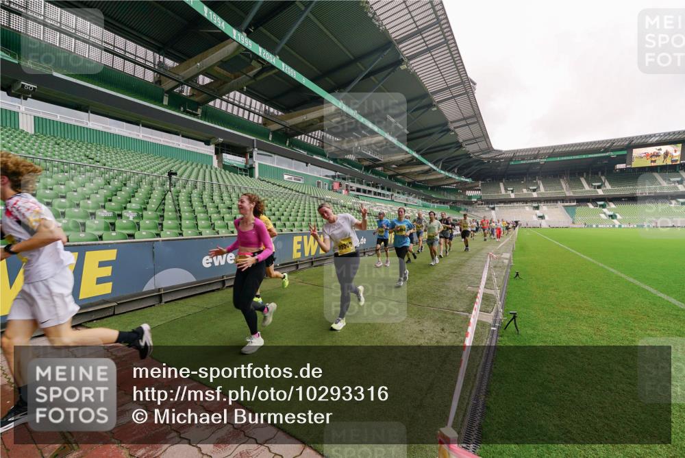 13.09.2026 - 21. swb-Marathon Bremen Michael Burmester http://msf.ph/oto/10293316 13.09.2026 10:31:33 Laufen im Stadion 10141, 10146, 10174, 10222, 10227, 10246, 10255, 10281, 10284, 10304, 10339, 10359, 10410, 10443, 10448, 10471, 10478, 10479, 10503, 10515, 10517, 10518, 10529, 10540, 10543, 10555, 10577, 10579, 10588, 10589, 10608, 10610, 10626, 10631, 10641, 10646, 10684, 10685, 10690, 10703, 10704, 10708, 10714, 10725, 10757, 10765, 10780, 10821, 10822, 10837, 10838, 10862, 10863, 10884, 10886, 10984, 11002, 11038, 11350, 11379 meine-sportfotos.de