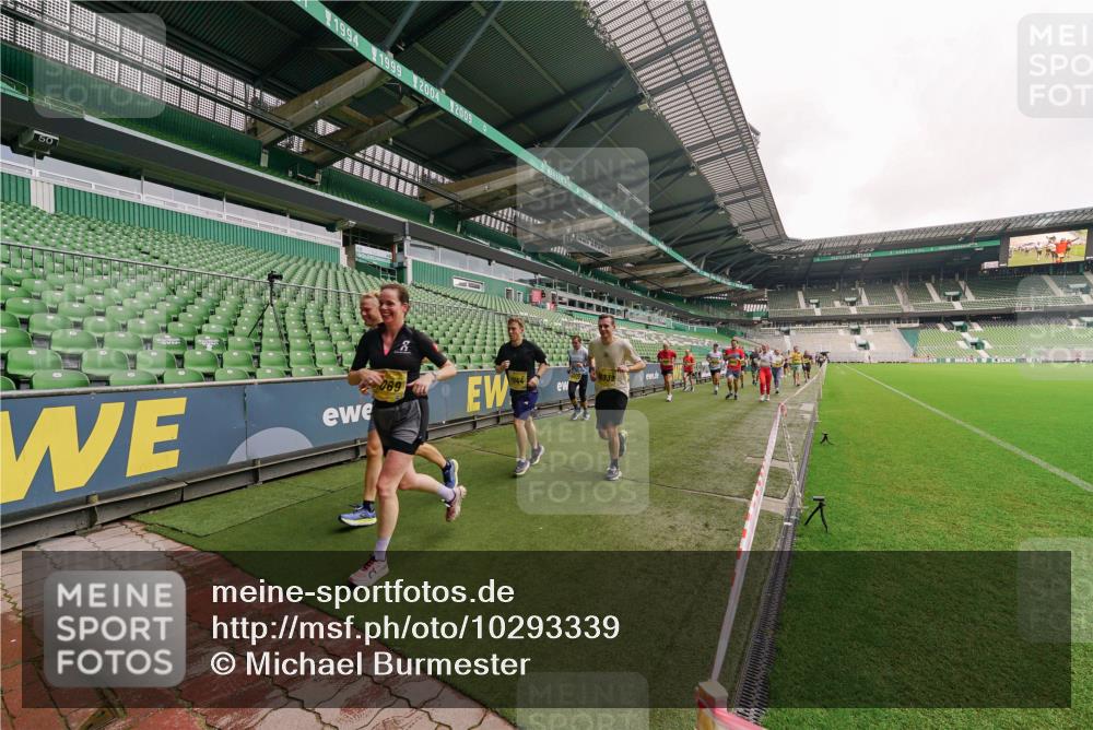 13.09.2026 - 21. swb-Marathon Bremen Michael Burmester http://msf.ph/oto/10293339 13.09.2026 10:31:37 Laufen im Stadion 10141, 10146, 10174, 10222, 10227, 10246, 10255, 10256, 10281, 10284, 10304, 10339, 10359, 10365, 10410, 10443, 10448, 10471, 10478, 10479, 10503, 10515, 10517, 10518, 10529, 10540, 10543, 10555, 10577, 10579, 10588, 10589, 10608, 10610, 10626, 10631, 10641, 10646, 10684, 10685, 10690, 10703, 10704, 10707, 10708, 10714, 10725, 10757, 10765, 10780, 10821, 10822, 10837, 10838, 10862, 10863, 10884, 10886, 10984, 11038, 11350, 11379 meine-sportfotos.de