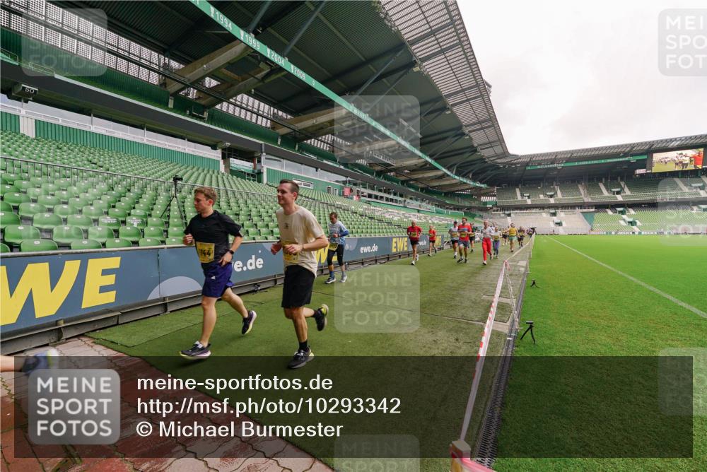 13.09.2026 - 21. swb-Marathon Bremen Michael Burmester http://msf.ph/oto/10293342 13.09.2026 10:31:37 Laufen im Stadion 10141, 10146, 10174, 10222, 10227, 10246, 10255, 10256, 10281, 10284, 10304, 10339, 10359, 10365, 10410, 10443, 10448, 10471, 10478, 10479, 10503, 10515, 10517, 10518, 10529, 10540, 10543, 10555, 10577, 10579, 10588, 10589, 10608, 10610, 10626, 10631, 10641, 10646, 10684, 10685, 10690, 10703, 10704, 10707, 10708, 10714, 10725, 10757, 10765, 10780, 10821, 10822, 10837, 10838, 10862, 10863, 10884, 10886, 10984, 11038, 11350, 11379 meine-sportfotos.de