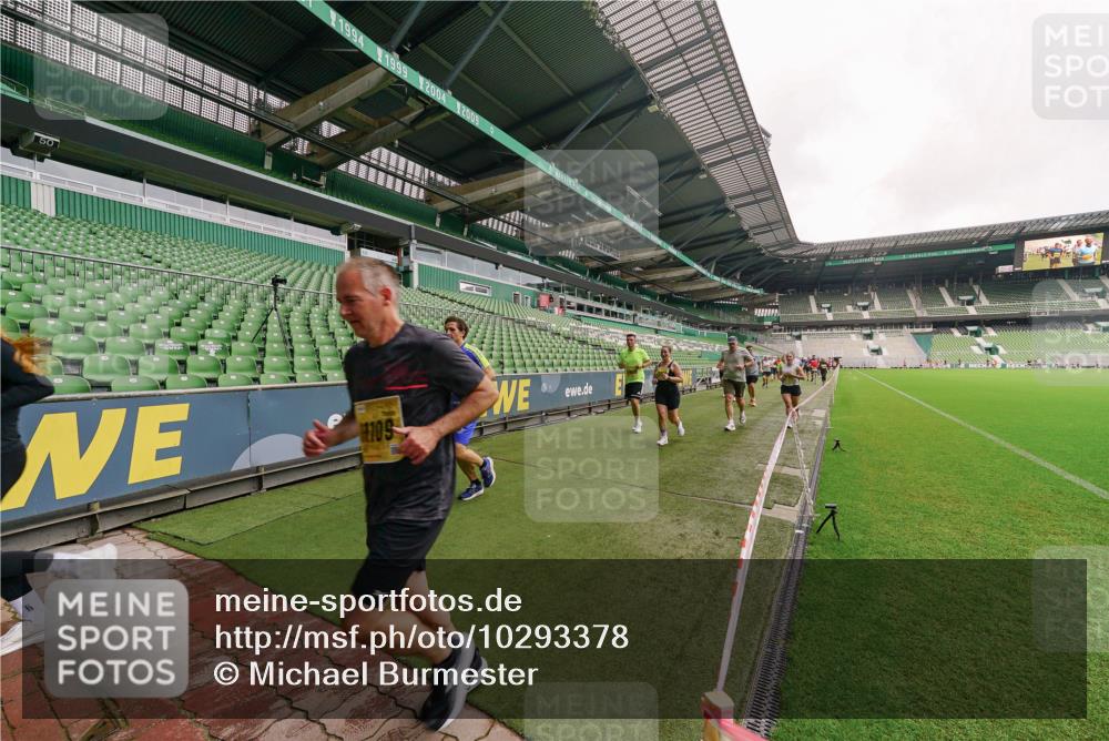 13.09.2026 - 21. swb-Marathon Bremen Michael Burmester http://msf.ph/oto/10293378 13.09.2026 10:31:46 Laufen im Stadion 10141, 10146, 10174, 10222, 10226, 10227, 10243, 10246, 10255, 10256, 10281, 10284, 10304, 10322, 10339, 10359, 10365, 10410, 10443, 10448, 10471, 10478, 10479, 10503, 10515, 10517, 10518, 10529, 10540, 10543, 10555, 10565, 10577, 10579, 10588, 10589, 10608, 10610, 10626, 10631, 10646, 10670, 10684, 10685, 10690, 10703, 10704, 10707, 10708, 10714, 10721, 10725, 10757, 10765, 10821, 10822, 10838, 10862, 10863, 10884, 10886, 11038, 11350, 11379 meine-sportfotos.de