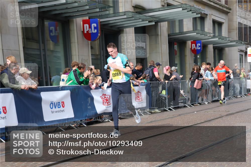 13.09.2026 - 21. swb-Marathon Bremen Strokosch-Dieckow http://msf.ph/oto/10293409 13.09.2026 10:45:48 Ziel 10436, 10447, 10992, 11706, 11925, 11926, 11956, 12556, 12557, 13529, 13609, 13612, 13640, 10352, 10464, 10536, 10541, 10583, 10987, 11015, 11063, 11088, 11209, 11232, 11279, 11559, 11749, 11762, 11845, 12033, 12069, 12087, 12290, 12355, 13532, 13595, 13628 meine-sportfotos.de