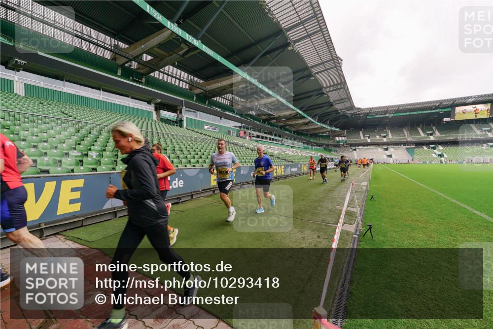 13.09.2026 - 21. swb-Marathon Bremen Michael Burmester http://msf.ph/oto/10293418 13.09.2026 10:31:57 Laufen im Stadion 10141, 10146, 10174, 10222, 10226, 10227, 10243, 10246, 10249, 10255, 10256, 10281, 10284, 10304, 10322, 10339, 10365, 10372, 10410, 10443, 10448, 10471, 10478, 10479, 10486, 10503, 10517, 10518, 10529, 10540, 10543, 10550, 10555, 10565, 10577, 10579, 10589, 10608, 10610, 10626, 10631, 10646, 10670, 10675, 10684, 10685, 10690, 10703, 10704, 10707, 10708, 10714, 10721, 10725, 10757, 10765, 10771, 10821, 10822, 10838, 10886, 11038, 11350, 11379 meine-sportfotos.de