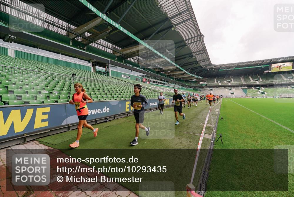 13.09.2026 - 21. swb-Marathon Bremen Michael Burmester http://msf.ph/oto/10293435 13.09.2026 10:32:02 Laufen im Stadion 10141, 10146, 10174, 10203, 10222, 10226, 10227, 10243, 10246, 10249, 10255, 10256, 10281, 10284, 10322, 10365, 10372, 10410, 10443, 10448, 10471, 10478, 10479, 10486, 10503, 10517, 10518, 10529, 10540, 10543, 10550, 10555, 10565, 10577, 10579, 10589, 10608, 10610, 10626, 10631, 10646, 10670, 10675, 10684, 10685, 10690, 10703, 10704, 10707, 10708, 10714, 10721, 10725, 10757, 10765, 10771, 10821, 10822, 10838, 10886, 11350, 11379 meine-sportfotos.de
