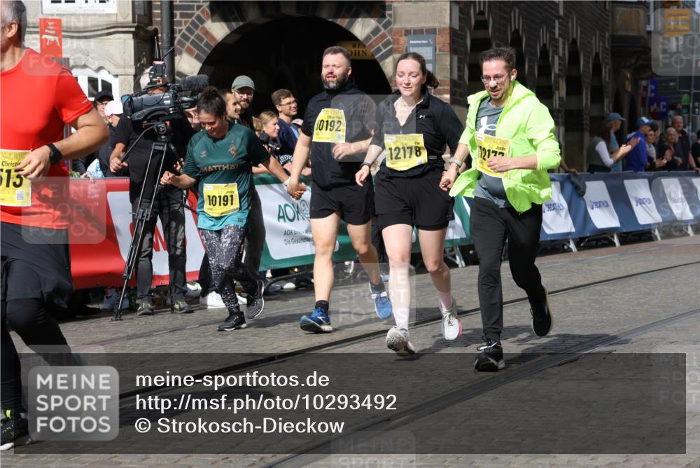 13.09.2026 - 21. swb-Marathon Bremen Strokosch-Dieckow http://msf.ph/oto/10293492 13.09.2026 11:18:23 Ziel 10137, 10459, 10513, 10713, 11482, 11808, 11829, 11943, 12023, 12373, 10176, 10194, 10535, 10600, 10895, 10899, 10997, 12371, 12561 meine-sportfotos.de