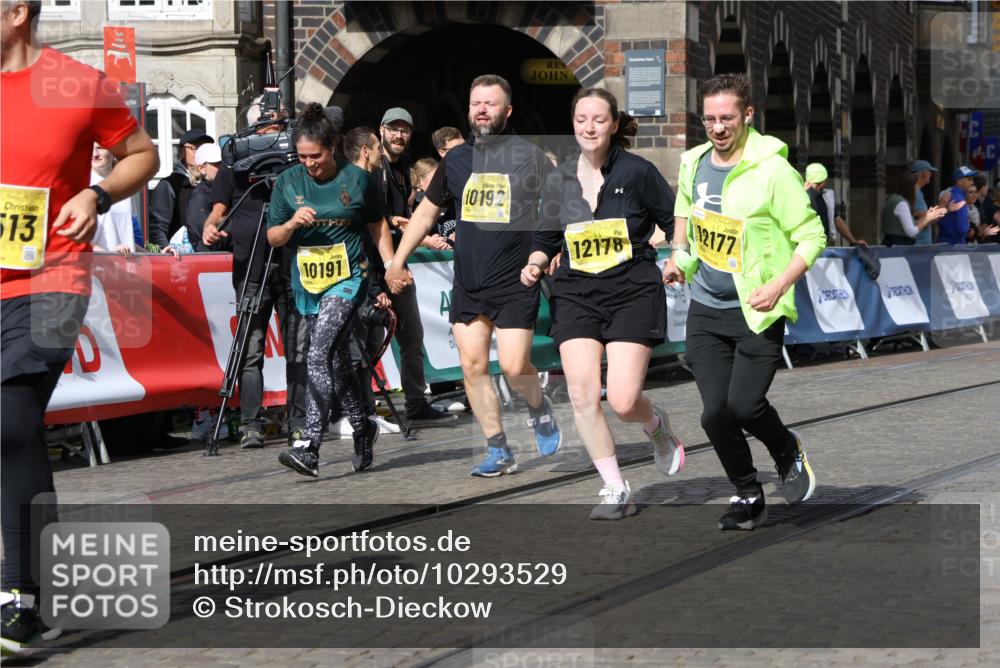 13.09.2026 - 21. swb-Marathon Bremen Strokosch-Dieckow http://msf.ph/oto/10293529 13.09.2026 11:18:23 Ziel 10137, 10459, 10513, 10713, 11482, 11808, 11829, 11943, 12023, 12373, 10176, 10194, 10535, 10600, 10895, 10899, 10997, 12371, 12561 meine-sportfotos.de