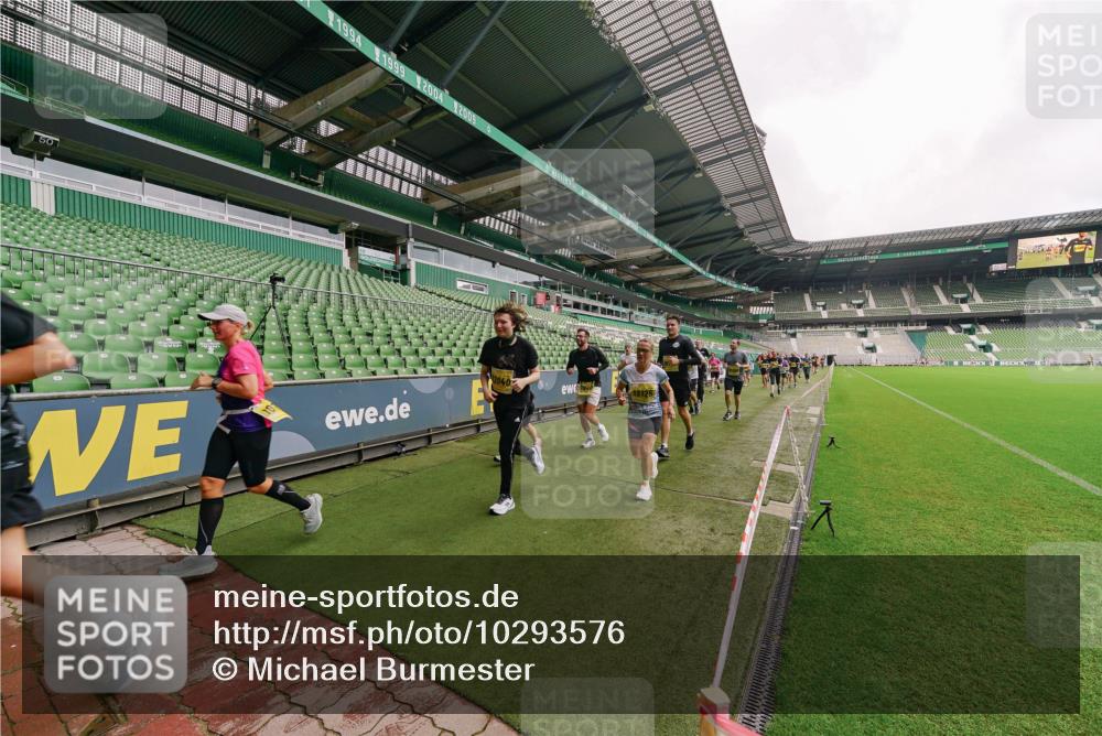 13.09.2026 - 21. swb-Marathon Bremen Michael Burmester http://msf.ph/oto/10293576 13.09.2026 10:32:38 Laufen im Stadion 10067, 10078, 10146, 10166, 10184, 10203, 10211, 10222, 10226, 10243, 10246, 10249, 10255, 10256, 10300, 10322, 10365, 10372, 10374, 10379, 10383, 10394, 10408, 10410, 10443, 10471, 10478, 10479, 10486, 10494, 10503, 10517, 10518, 10529, 10530, 10540, 10543, 10550, 10555, 10565, 10579, 10589, 10608, 10610, 10626, 10631, 10646, 10670, 10673, 10675, 10690, 10703, 10704, 10707, 10708, 10721, 10725, 10728, 10745, 10749, 10750, 10771, 10794, 10798 meine-sportfotos.de