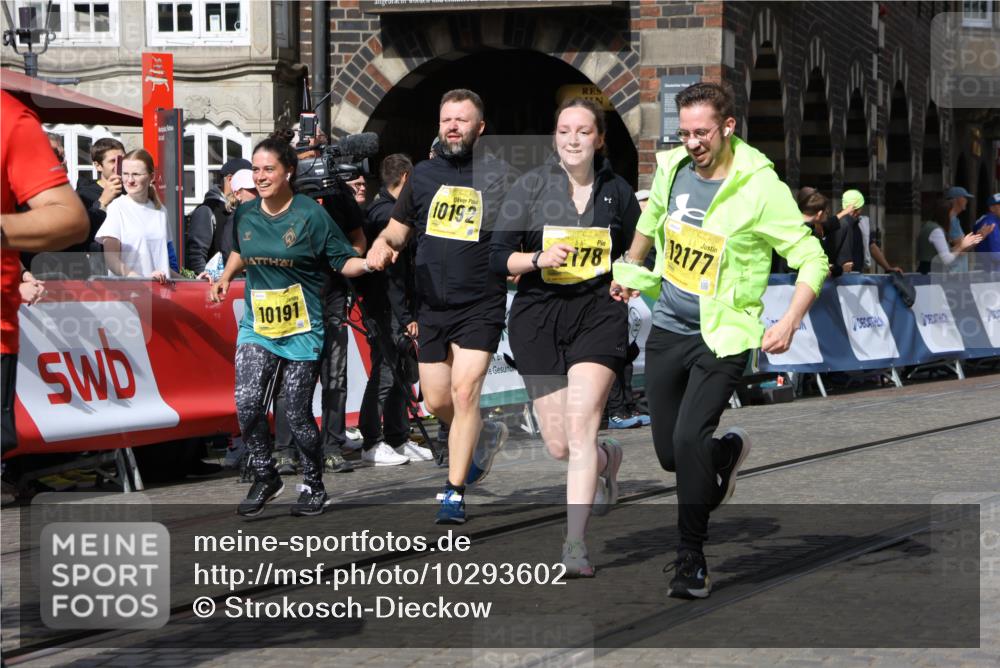 13.09.2026 - 21. swb-Marathon Bremen Strokosch-Dieckow http://msf.ph/oto/10293602 13.09.2026 11:18:23 Ziel 10137, 10459, 10513, 10713, 11482, 11808, 11829, 11943, 12023, 12373, 10176, 10194, 10535, 10600, 10895, 10899, 10997, 12371, 12561 meine-sportfotos.de