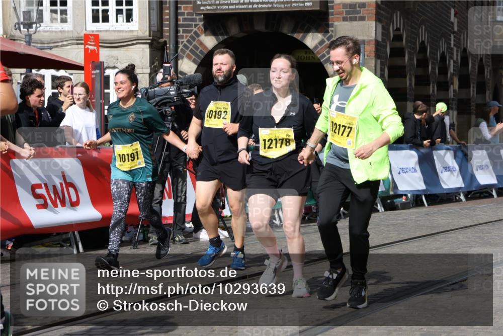 13.09.2026 - 21. swb-Marathon Bremen Strokosch-Dieckow http://msf.ph/oto/10293639 13.09.2026 11:18:23 Ziel 10137, 10459, 10513, 10713, 11482, 11808, 11829, 11943, 12023, 12373, 10176, 10194, 10535, 10600, 10895, 10899, 10997, 12371, 12561 meine-sportfotos.de