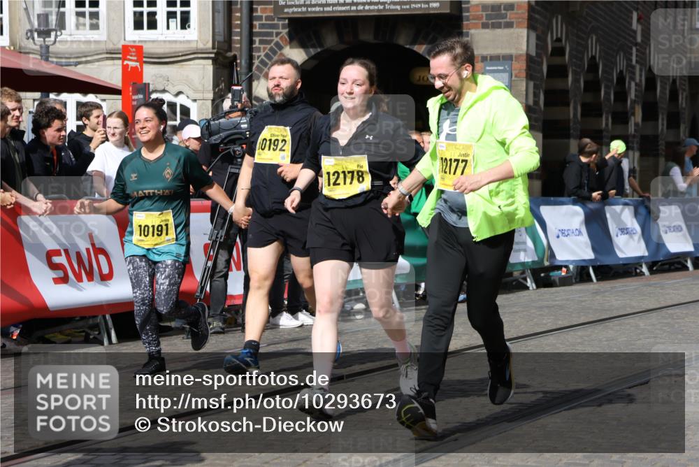 13.09.2026 - 21. swb-Marathon Bremen Strokosch-Dieckow http://msf.ph/oto/10293673 13.09.2026 11:18:24 Ziel 10191, 10459, 10513, 10713, 11482, 11808, 11829, 11943, 12023, 12177, 12178, 12373, 10176, 10194, 10535, 10600, 10895, 10899, 10997, 12371, 12561 meine-sportfotos.de