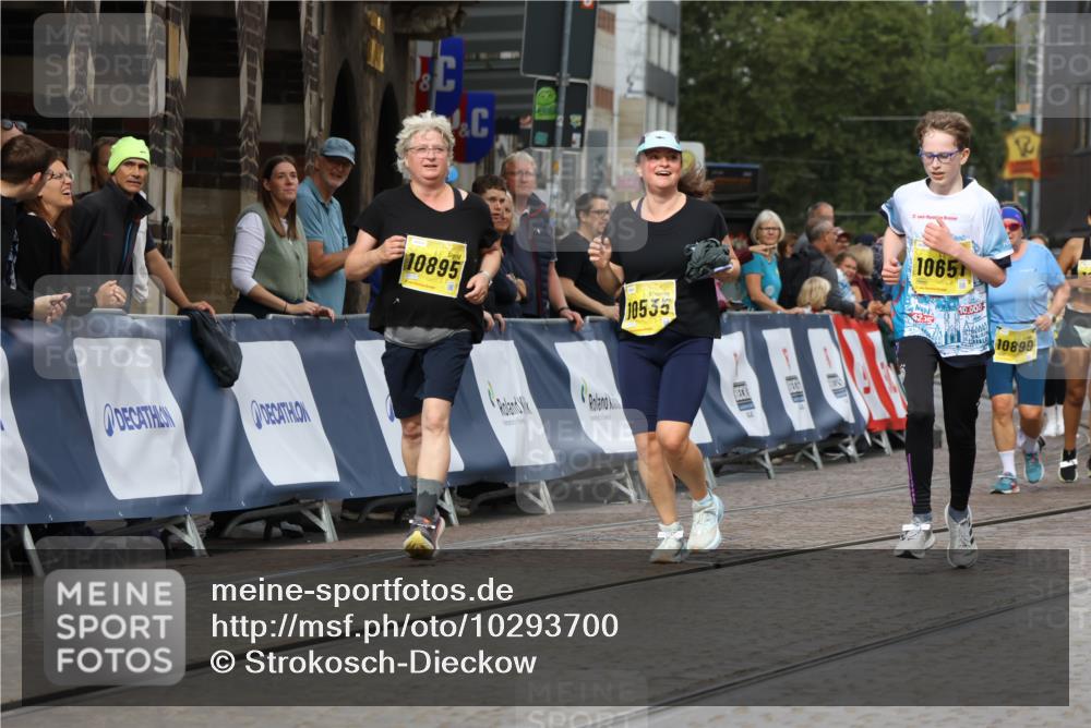 13.09.2026 - 21. swb-Marathon Bremen Strokosch-Dieckow http://msf.ph/oto/10293700 13.09.2026 11:18:28 Ziel 10191, 10192, 10459, 10513, 10713, 11482, 11808, 11829, 11943, 12177, 12178, 10176, 10194, 10600, 10899, 10997, 12371, 12422, 12561 meine-sportfotos.de