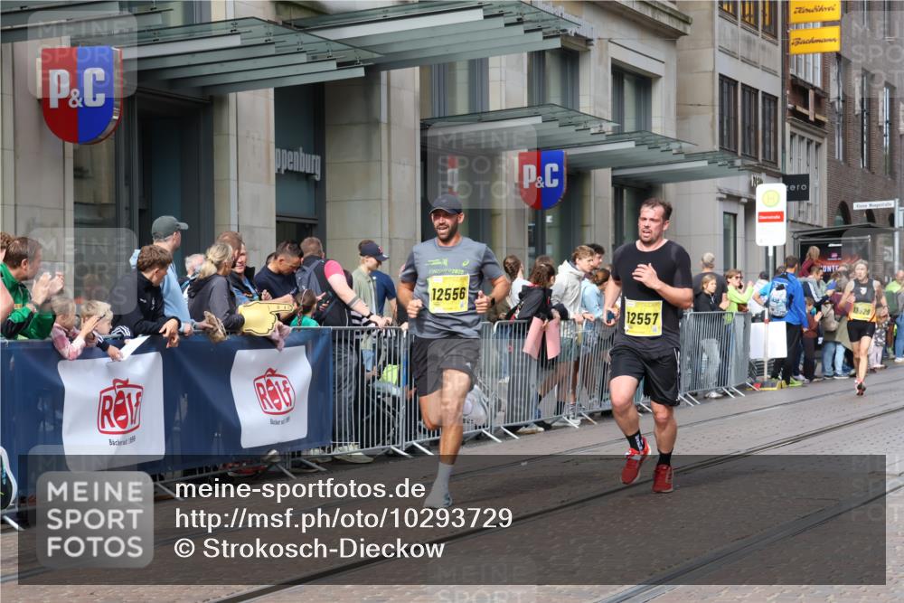 13.09.2026 - 21. swb-Marathon Bremen Strokosch-Dieckow http://msf.ph/oto/10293729 13.09.2026 10:45:51 Ziel 10447, 10992, 11706, 11925, 11926, 11956, 12556, 12557, 13529, 13609, 13612, 13640, 10436, 10464, 10541, 10583, 10987, 11015, 11063, 11209, 11279, 11559, 11749, 11762, 11845, 12033, 12069, 12087, 12290, 12355, 13532, 13595, 13628 meine-sportfotos.de