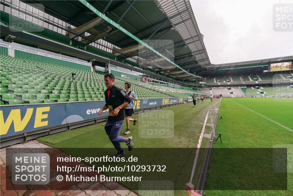 13.09.2026 - 21. swb-Marathon Bremen Michael Burmester http://msf.ph/oto/10293732 13.09.2026 10:33:04 Laufen im Stadion 10018, 10067, 10078, 10166, 10184, 10203, 10211, 10226, 10236, 10243, 10246, 10249, 10255, 10256, 10297, 10300, 10322, 10365, 10372, 10374, 10379, 10383, 10394, 10408, 10410, 10423, 10428, 10443, 10486, 10494, 10503, 10517, 10518, 10530, 10540, 10543, 10550, 10565, 10578, 10608, 10631, 10646, 10670, 10673, 10675, 10687, 10690, 10691, 10703, 10704, 10707, 10721, 10725, 10728, 10745, 10749, 10750, 10771, 10772, 10787, 10788, 10794, 10798 meine-sportfotos.de